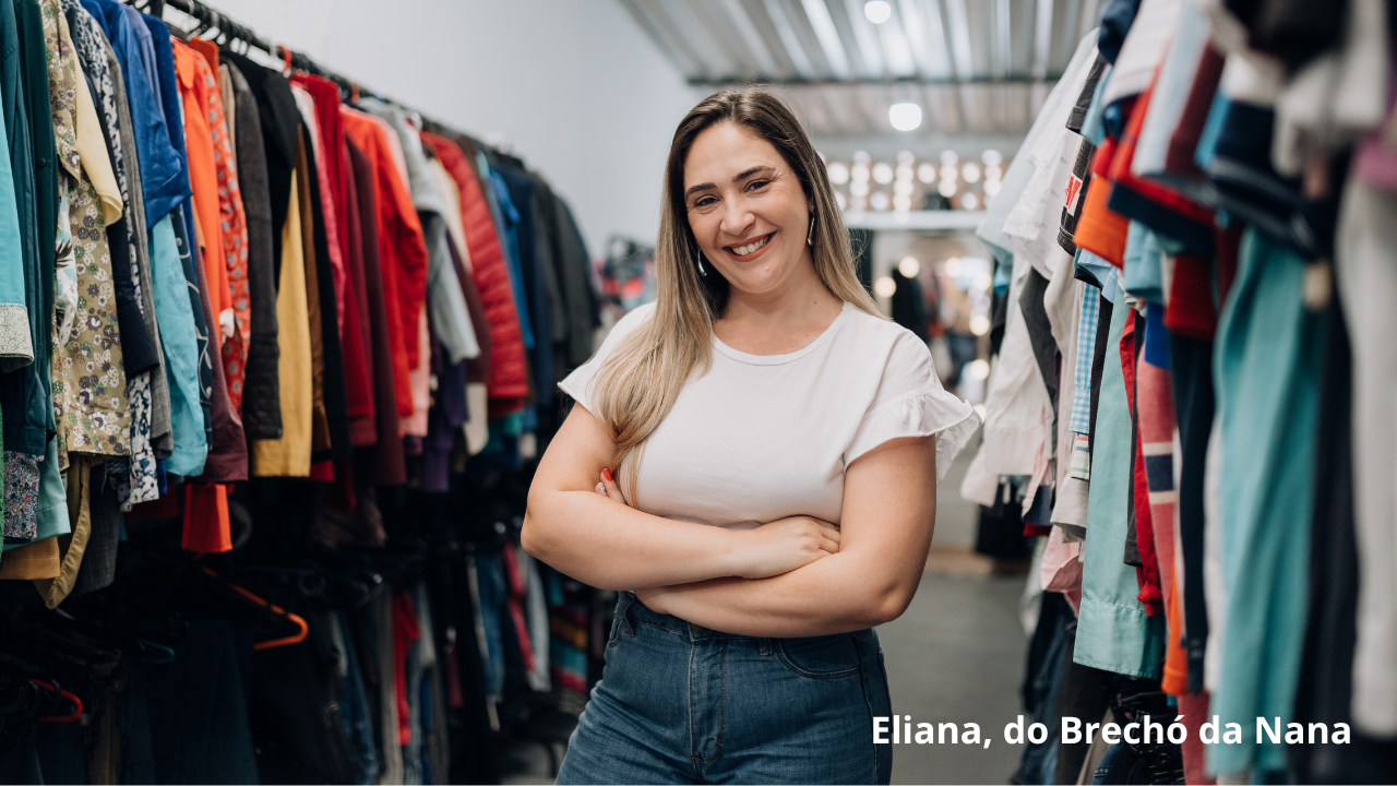 Mulher sorridente em frente ao Brechó da Nana, representando sucesso com brechó online e transição de carreira com baixo investimento.